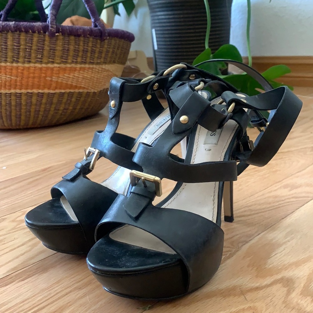 Strapped Guess pumps so 6 1/2